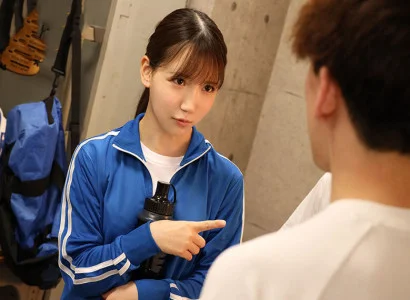 cô gái xinh cùng các thành viên câu lạc bộ bóng đá quan hệ tập thể với cô gái xinh trên sân cỏ