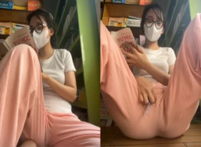 Cô gái vừa mở sách vừa nhét sextoy vào lồn