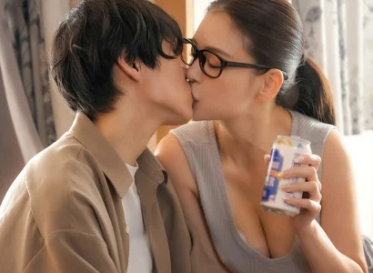 Anh chàng đau khổ vì bị cắm sừng được chị hàng xóm an ủi vỗ về