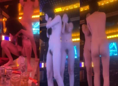Người mẫu cởi đồ thoát y và múa máy loạn xạ ở quán karaoke