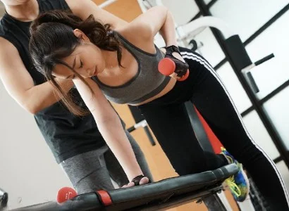 Anh PT số hưởng với người phụ nữ thiếu thốn tình dục chịch nhau